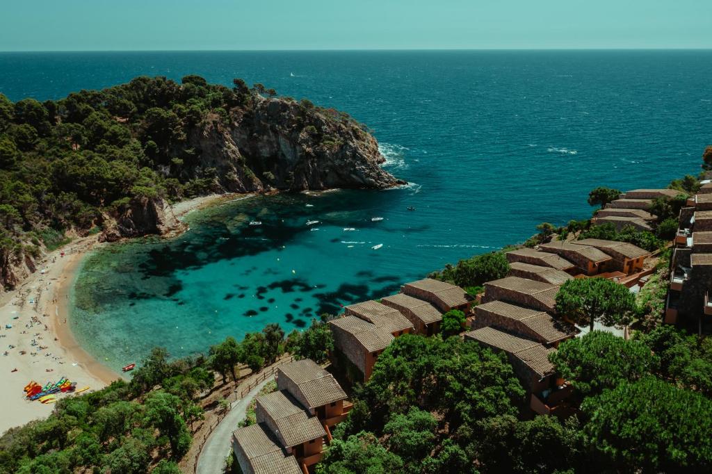 滨海托萨Zel Costa Brava的小屋享有海滩的空中景致