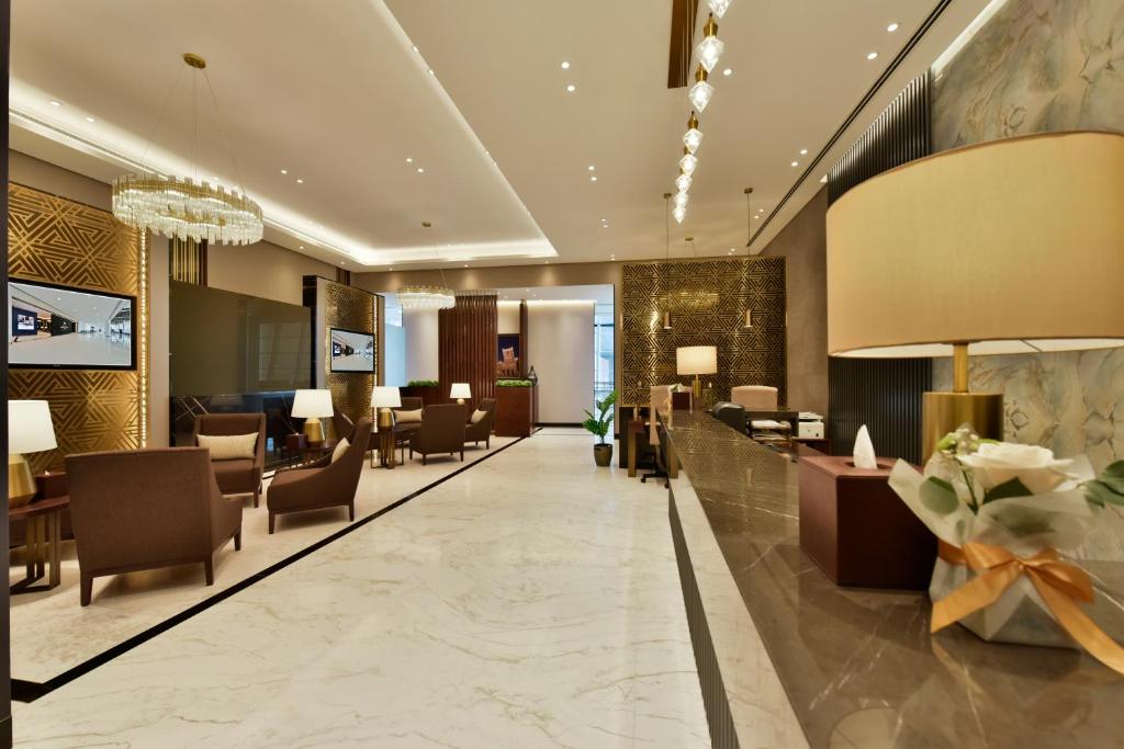 穆哈拉格Bahrain Airport Hotel Airside Hotel for Transiting and Departing Passengers only的大堂,带椅子的酒店,还有等候室