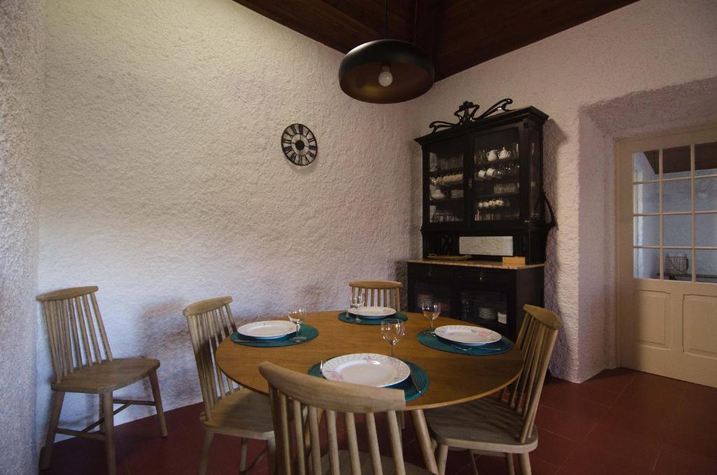 蓬塔德尔加达Quinta do Mirante 1785的餐桌、椅子和墙上的时钟
