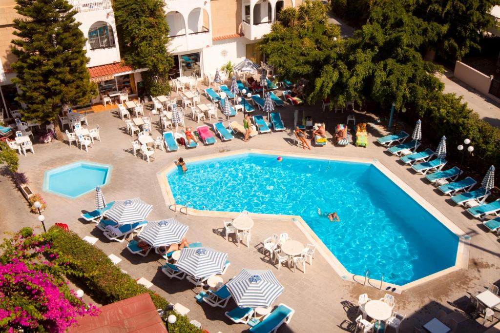 伊利索斯卡桑德拉公寓式酒店的游泳池的顶部景色,设有椅子和人