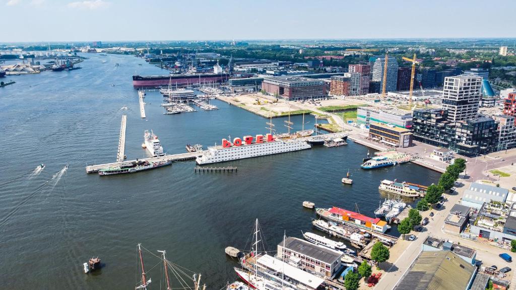 阿姆斯特丹布特尔酒店的海港的空中景色,水中有船只