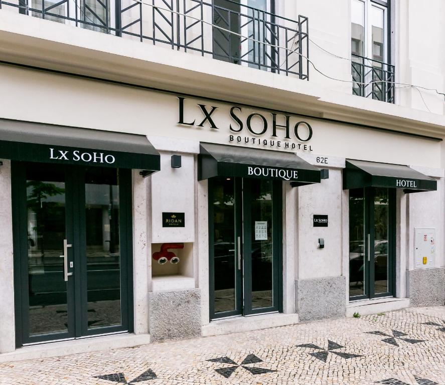 里斯本LX SoHo Boutique Hotel by RIDAN Hotels的大楼内装有玻璃门的 ⁇ 商店