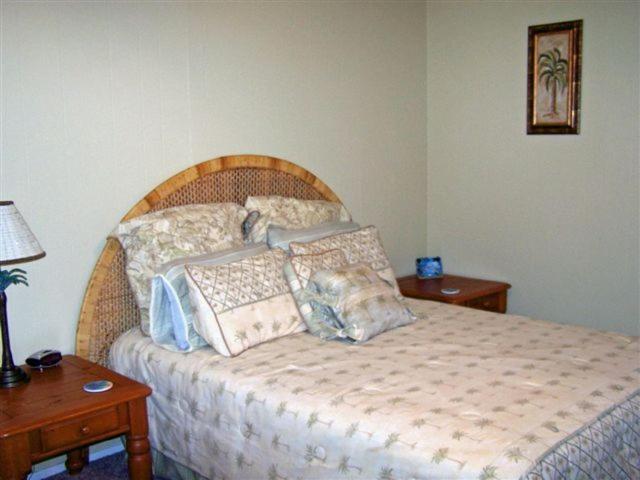 阿兰瑟斯港Mustang Bungalow 4MI的一间卧室配有带枕头的床