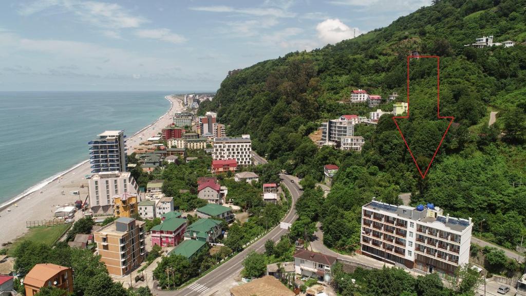 卡瓦拉提Tamari的海滩旁城市的空中景观