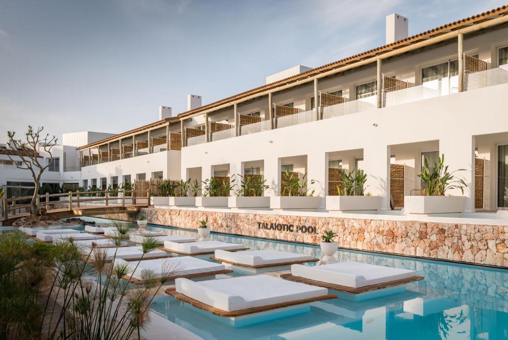 卡兰博希Lago Resort Menorca - Suites del Lago Adults Only的游泳池酒店形象