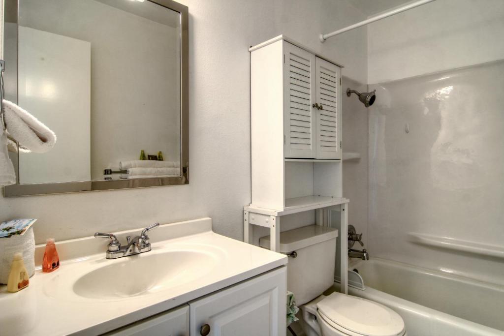 阿兰瑟斯港Ocean Pearl SIV36的一间带水槽、卫生间和镜子的浴室
