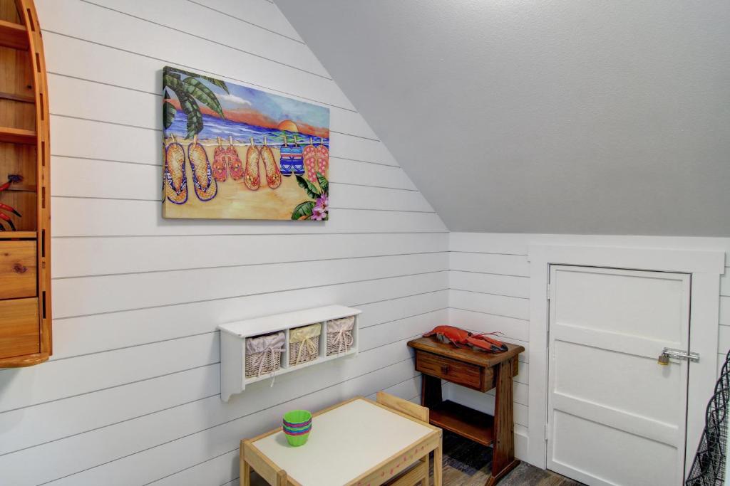 阿兰瑟斯港Island Star 707PP的一间房间,墙上挂着一张桌子和一幅画