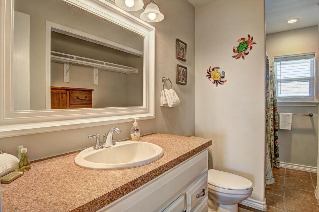 阿兰瑟斯港Ocean Getaway SIV22的一间带水槽、卫生间和镜子的浴室