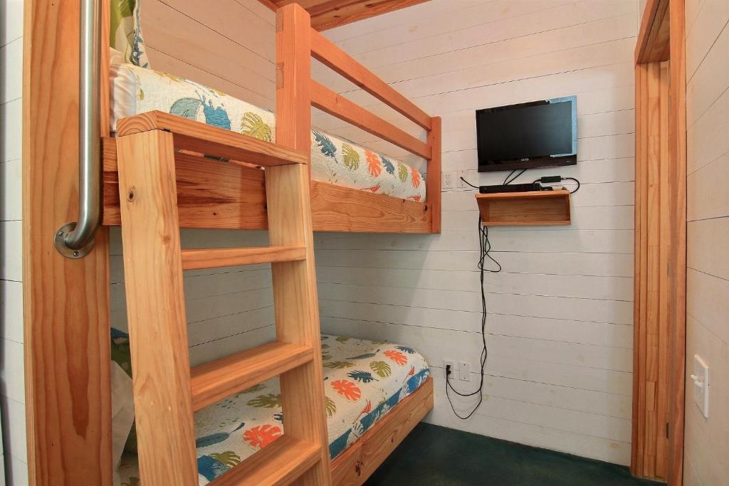 阿兰瑟斯港Sandy Hayseed 10SC的客房设有两张双层床和电视。