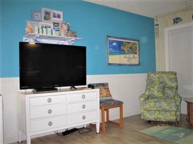 阿兰瑟斯港Vista del Mar 505BH的客厅配有平面电视和椅子。
