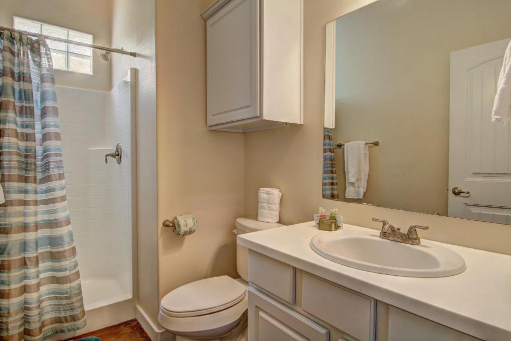 阿兰瑟斯港Sun Castle PB221的一间带水槽、卫生间和镜子的浴室
