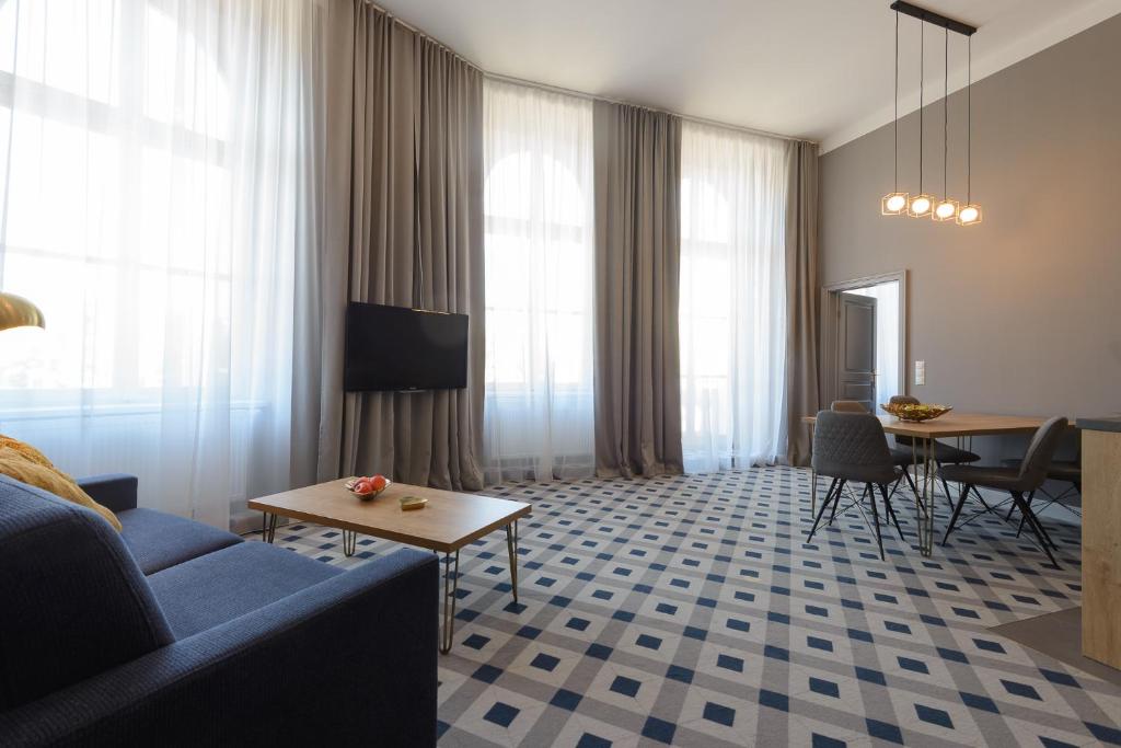 维也纳KH Opera Apartments的客厅配有蓝色的沙发和桌子