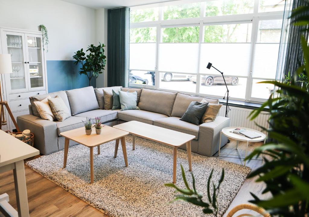 耶尔瑟克Prachtig appartement in het centrum van Yerseke的客厅配有沙发和桌子