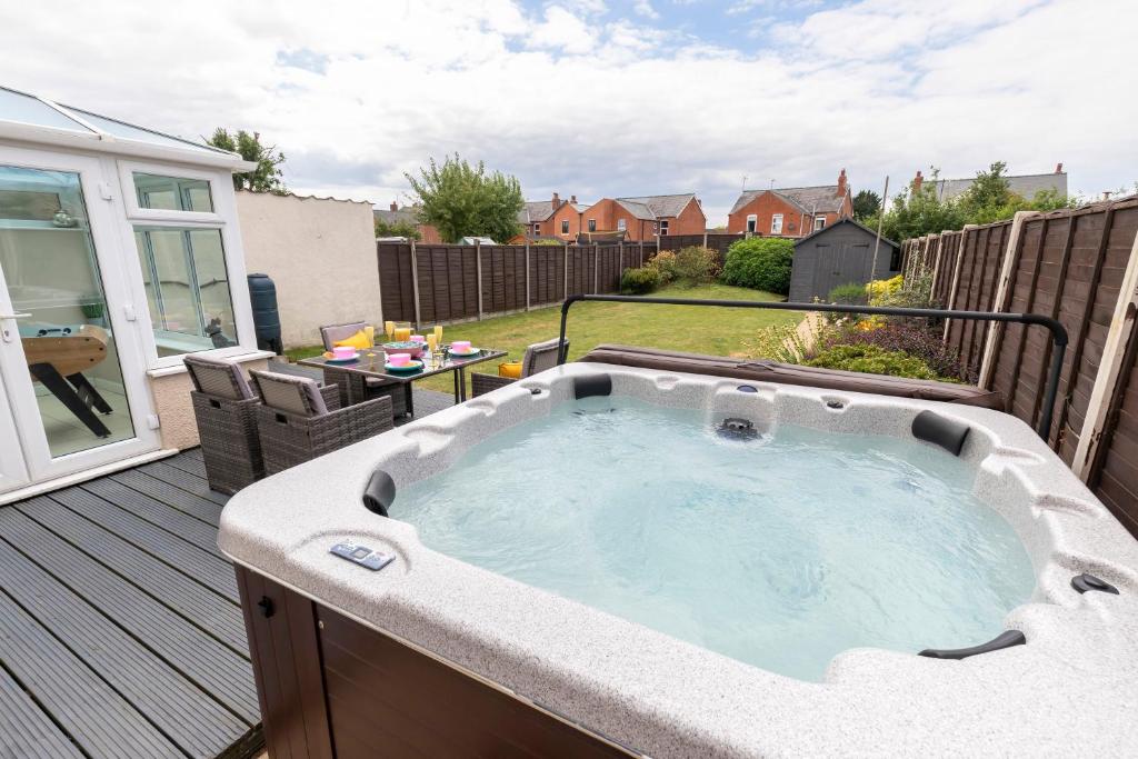 格洛斯特Modern Three Bedroom Home in Gloucester with Hot Tub的后院甲板上的热水浴池