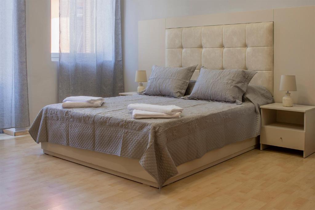 干尼亚Narkissos 'SUPERB'的一间卧室配有一张大床和两条毛巾