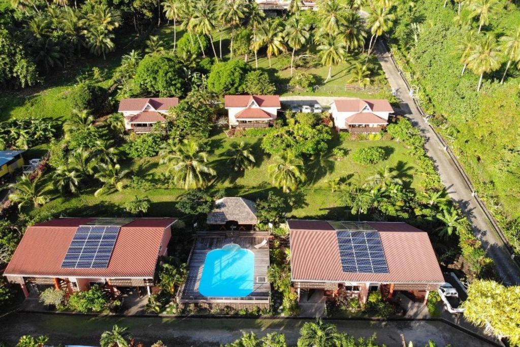 波拉波拉BORA BORA HOLIDAY'S LODGE的屋顶上太阳能电池板的房屋空中景观