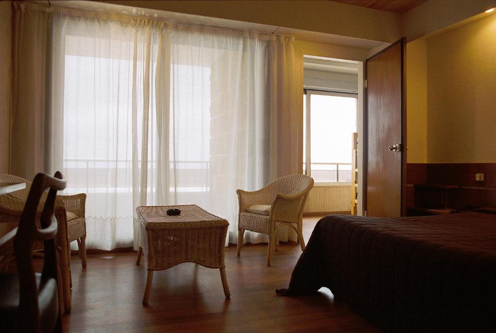比亚里茨卡利娜旅馆的酒店客房设有床和窗户。