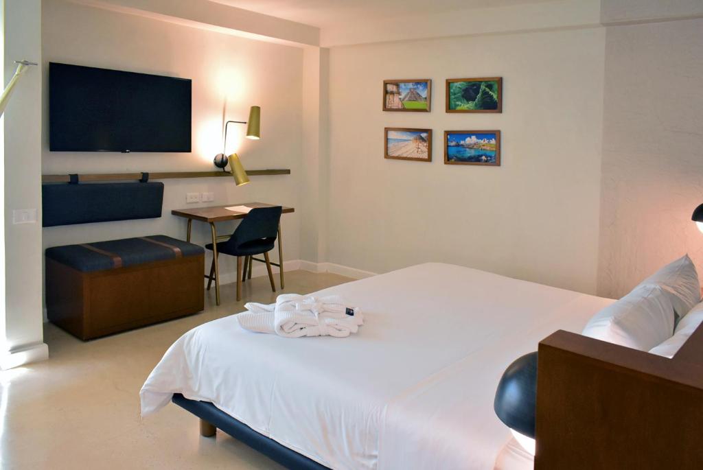 坎昆Mex Hoteles的酒店客房设有床、桌子和电视。