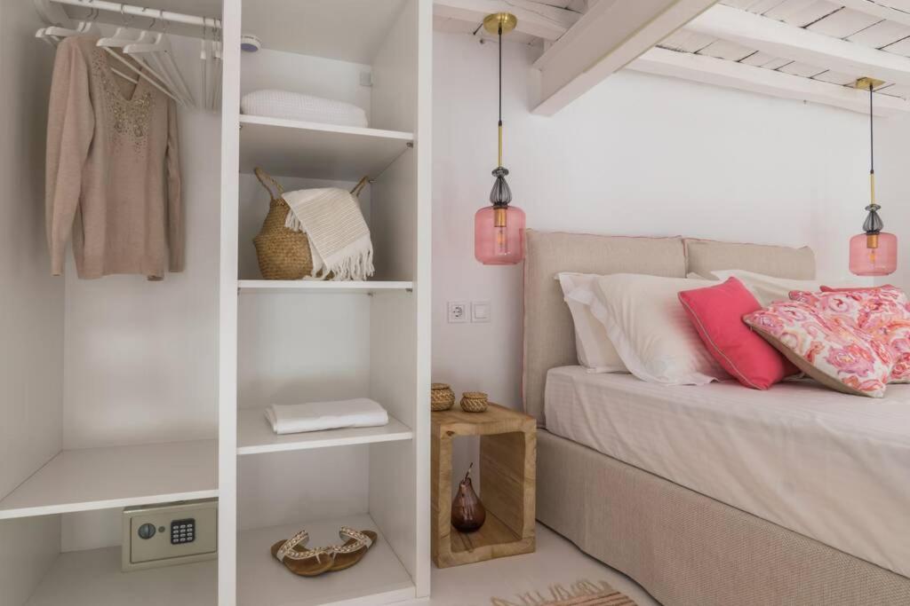 基莫洛斯岛Stella's House的卧室配有床和白色架子
