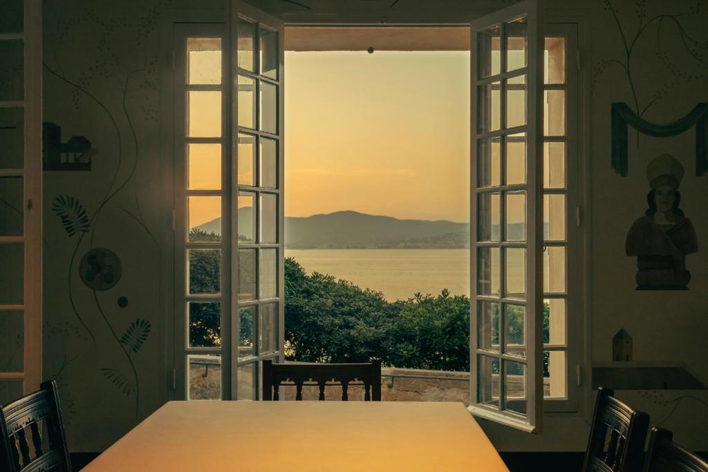 圣特罗佩Hotel la Ponche的水景客房 - 带桌子