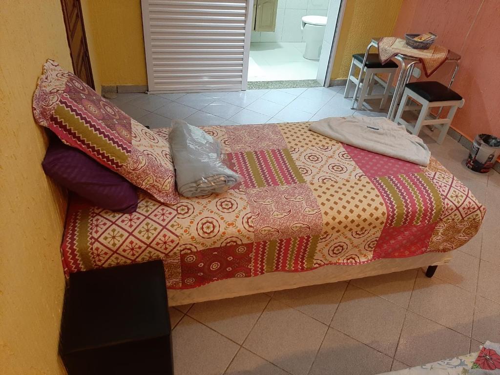DiademaPousada Exuberance的床上有毯子和枕头