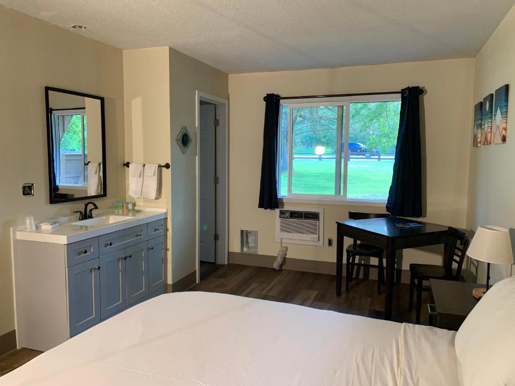 温索普温斯洛普宾馆的一间卧室配有床、水槽和窗户