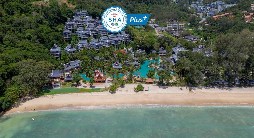 卡马拉海滩Thavorn Beach Village Resort & Spa Phuket的享有新山的空中景致。