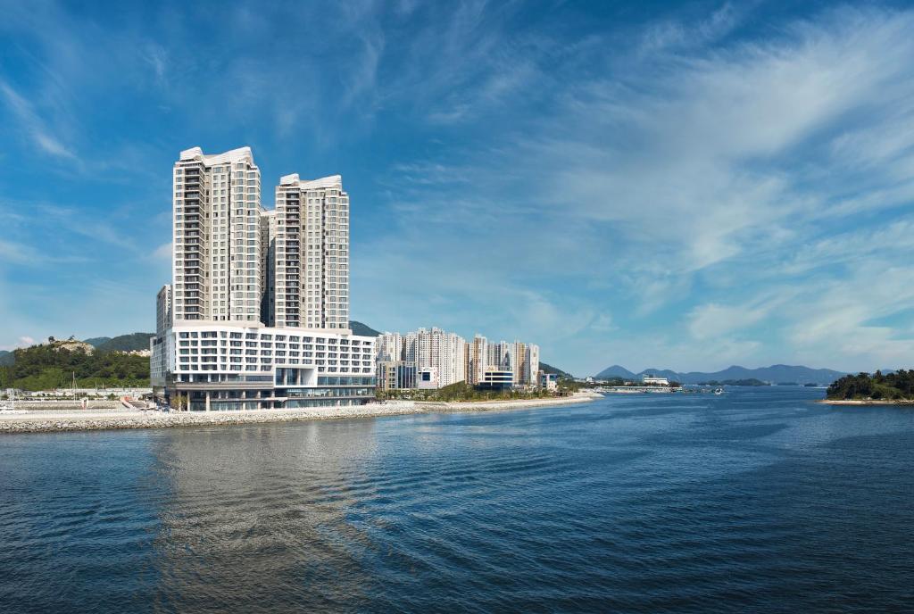 丽水市Yeosu Belle Mer的水面上一群高大的建筑