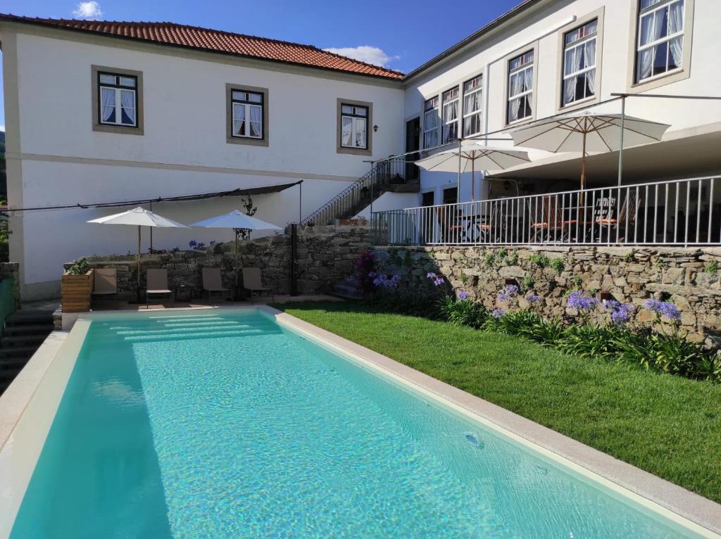 CovelinhasQuinta da Travessa - Douro的房屋前的游泳池