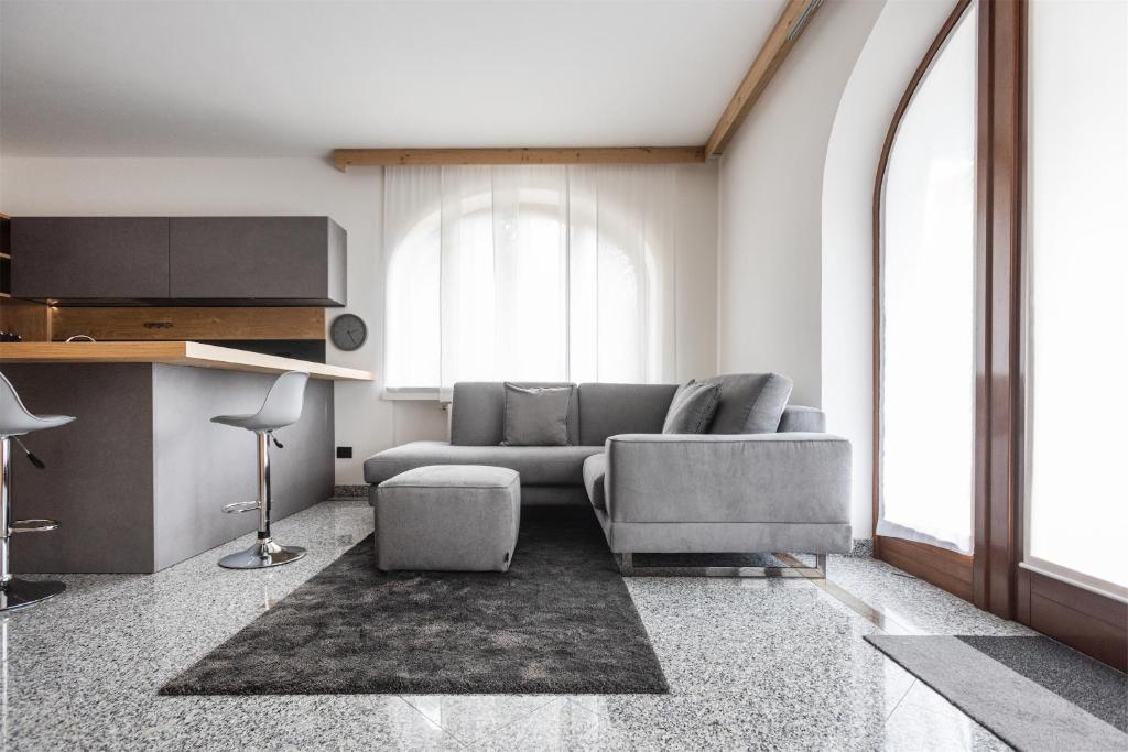 平佐洛Villa Pedretti的客厅配有沙发和桌子