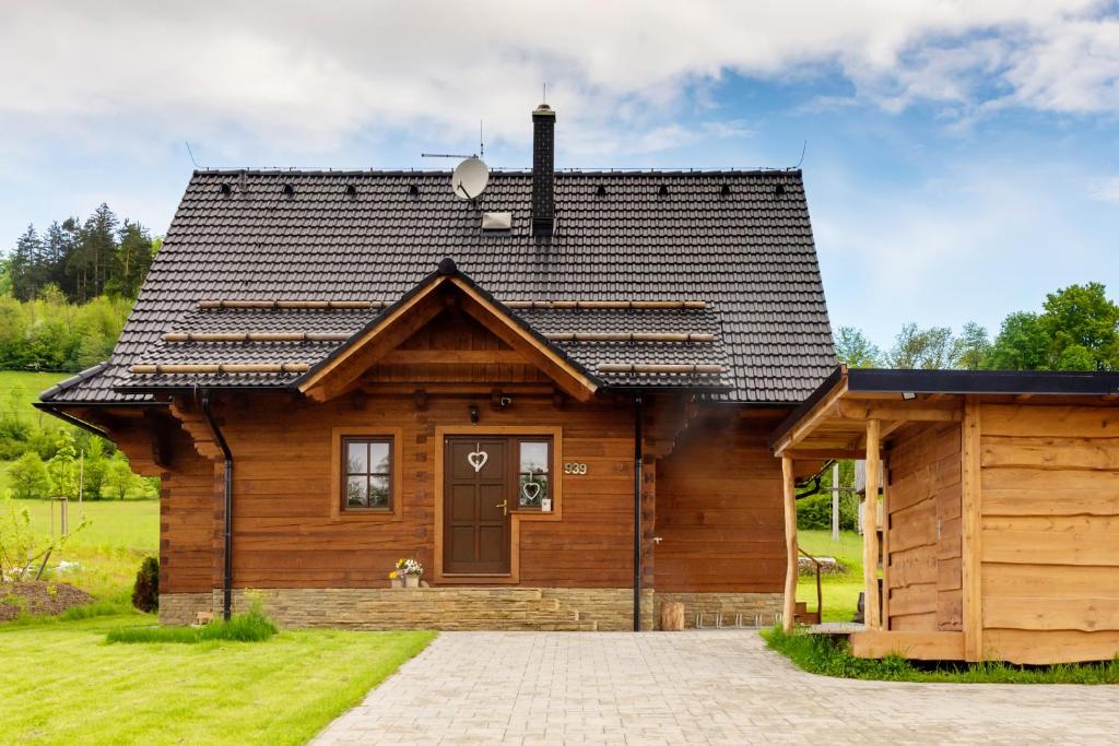 诺维赫罗泽科夫Chata Hrozenka WELLNESS的小木屋,设有黑色屋顶