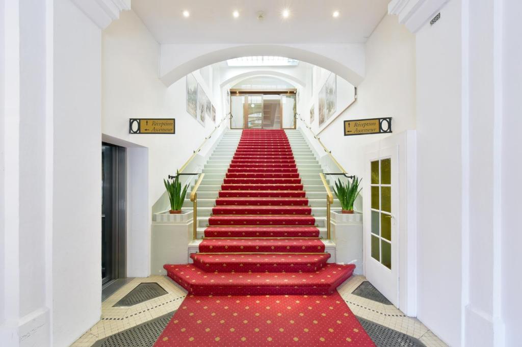 蒙特勒J5 Hotels Helvetie & La Brasserie的红色地毯上的楼梯