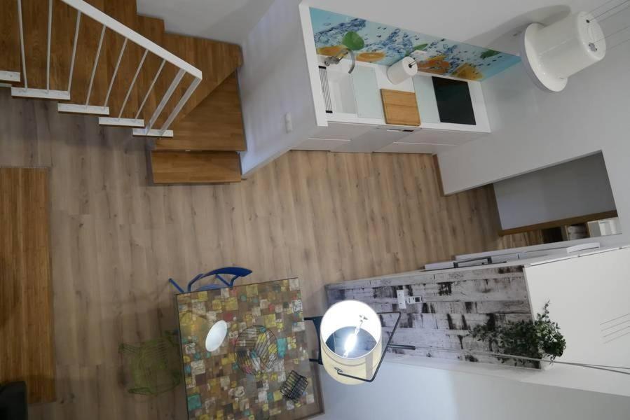 米拉多罗Apartamentos Antares 3的享有带楼梯的厨房的顶部景致