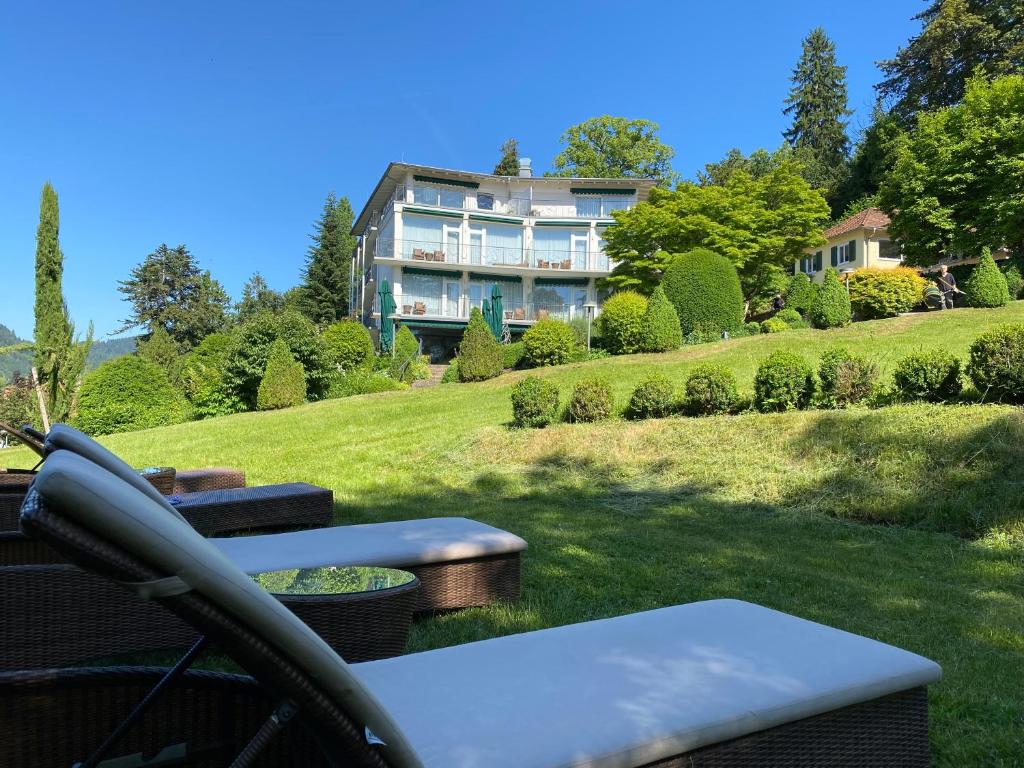 巴登韦勒希罗斯伯格酒店的坐在草山顶上的房子