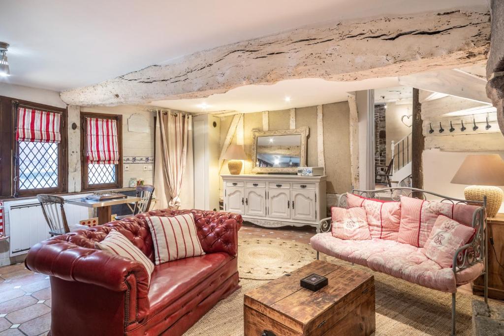 迪南L'Auberge du Coignet的客厅配有两张沙发和一台电视机