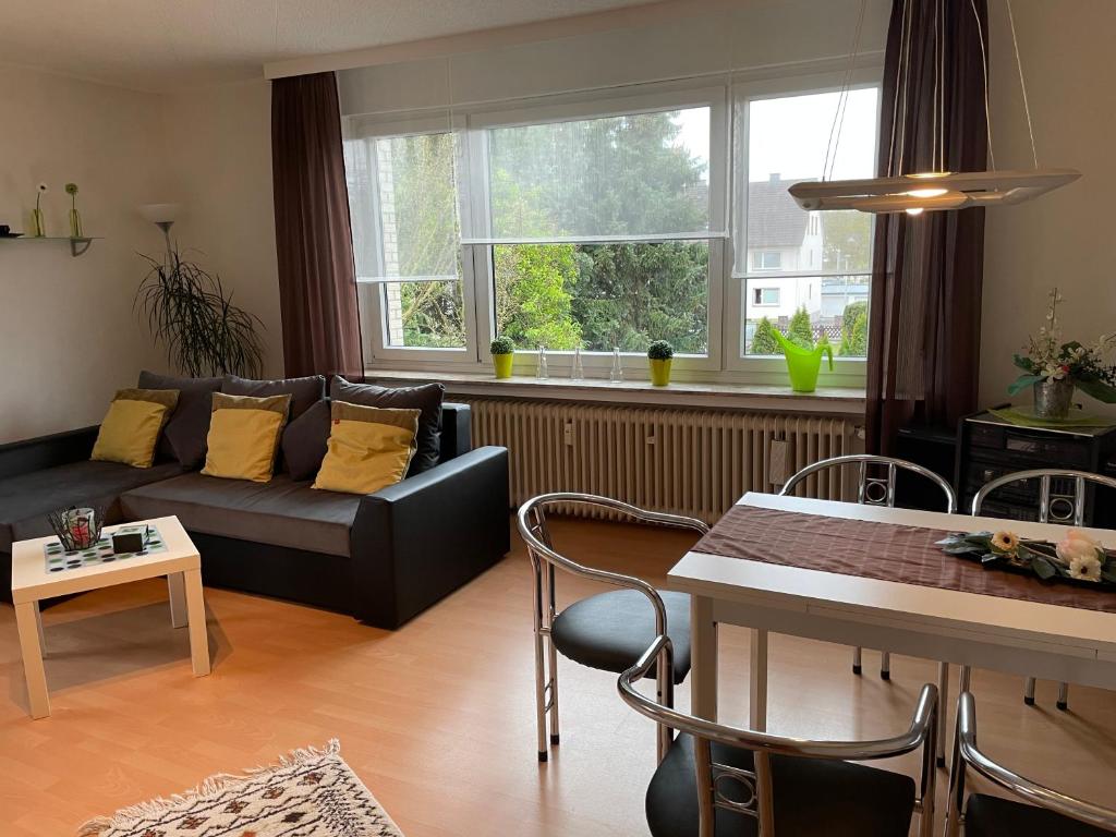 霍尔茨明登Fewo Weser的客厅配有沙发和桌子
