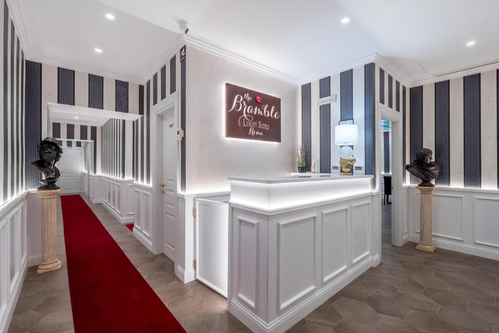 罗马Bramble Luxury Suites的铺有红地毯和红色地毯的走廊
