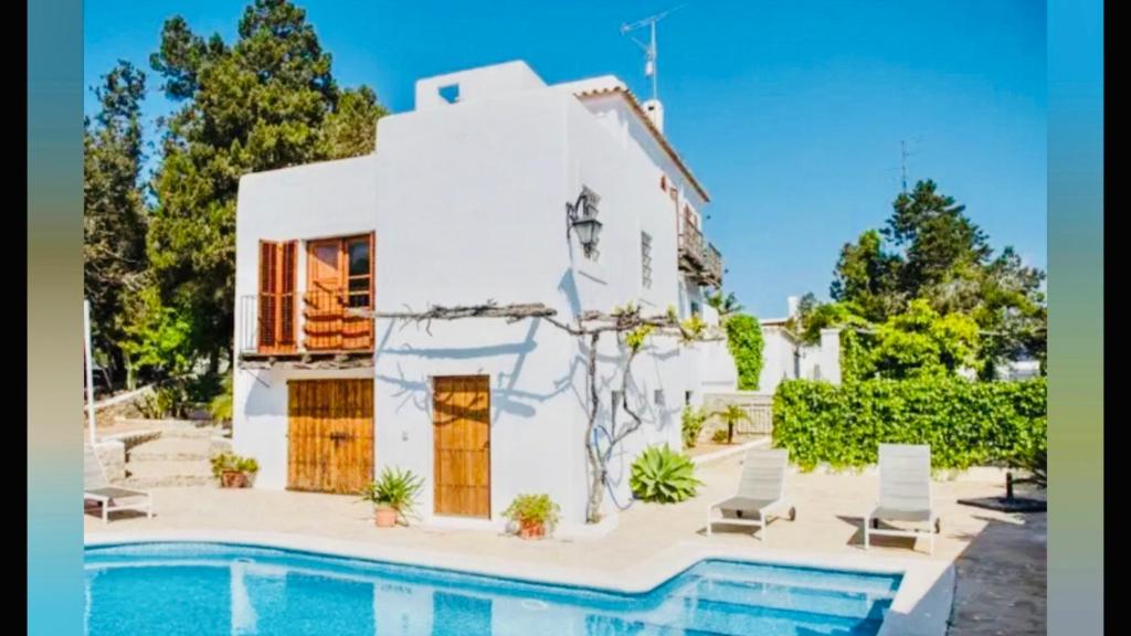 圣安东尼奥湾Sera de Vall的前面有游泳池的房子