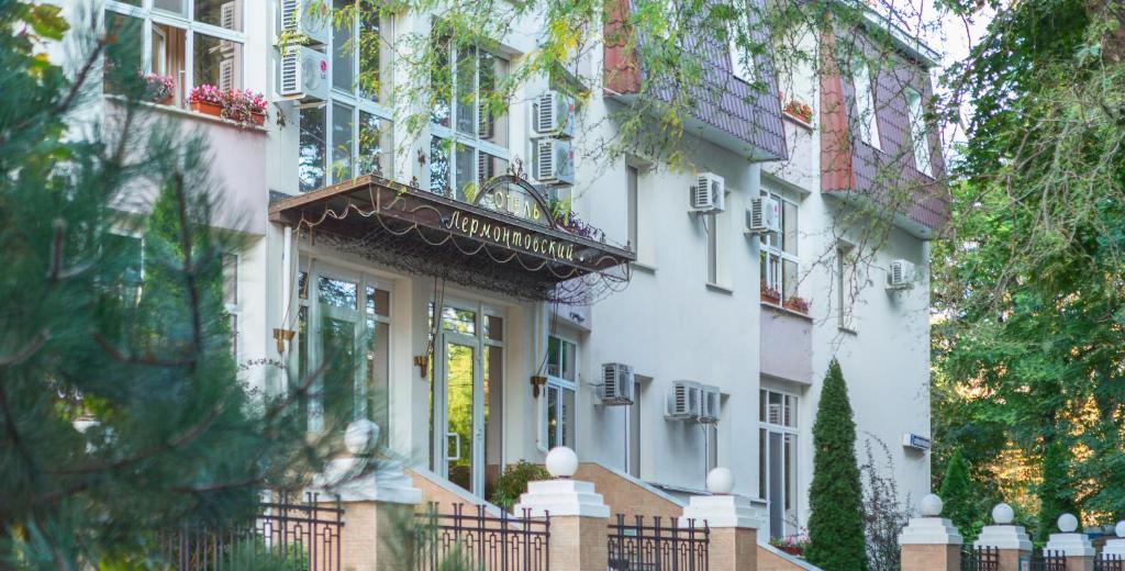 敖德萨勒尔蒙托夫斯基酒店的白色的建筑,上面设有阳台