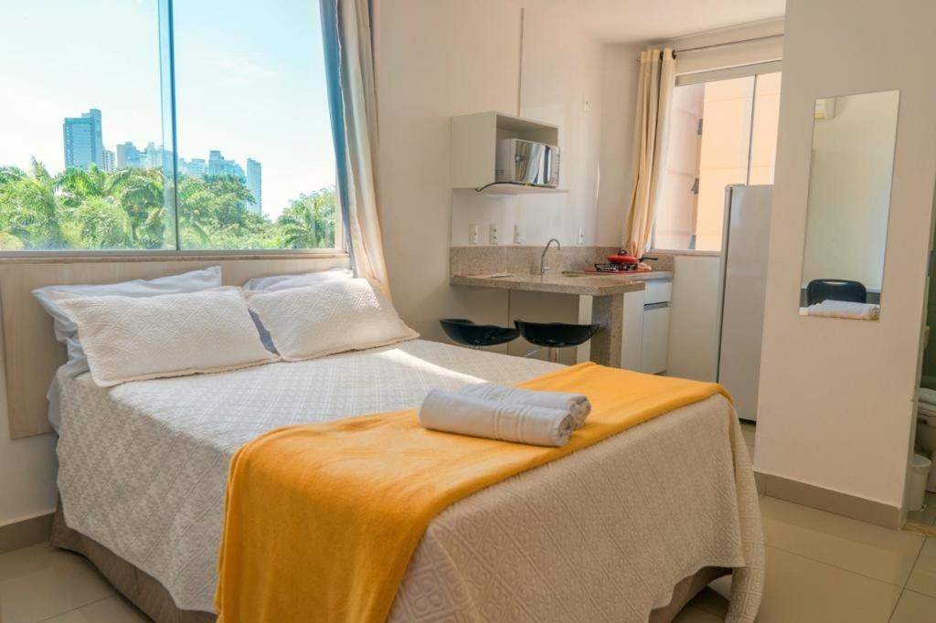 戈亚尼亚Hotel Areião的一间卧室配有一张床,床上有毛巾