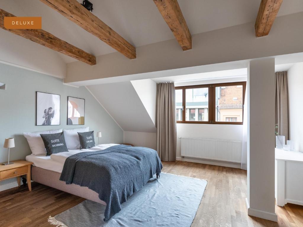 柏林Schoenhouse Avenue - Digital Access的一间卧室配有一张带蓝色毯子的床