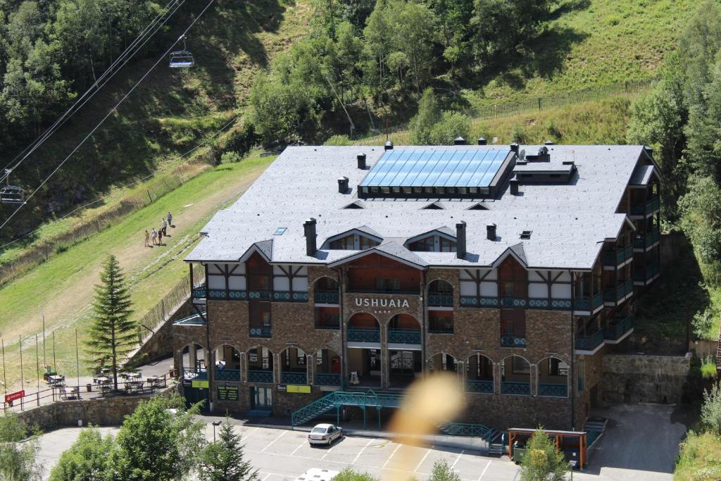阿林萨尔Ushuaia, The Mountain Hotel的建筑的空中景观,上面有太阳能电池板