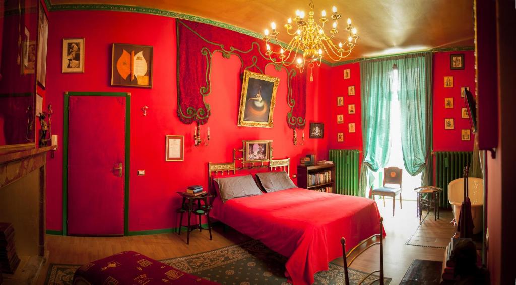 瓦雷泽奥兹共和国客房旅馆的红色的卧室配有红色的床和吊灯