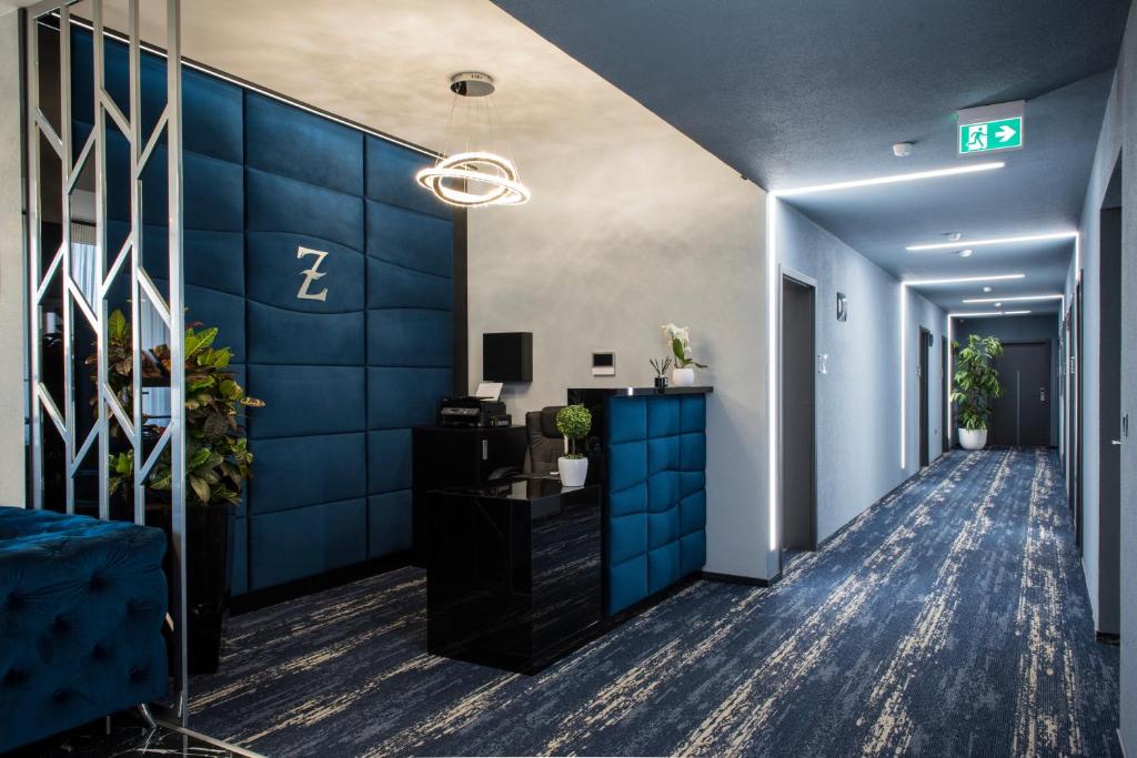 佐洛埃格塞格Z Rooms Boutique的一条带蓝色墙壁和走廊的办公走廊