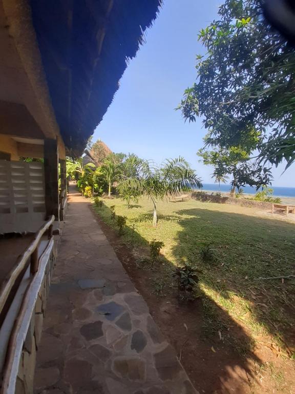 KisimachandeMango Lodge Kenya的海景房屋门廊