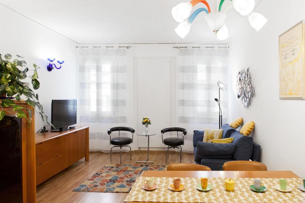 威尼斯Appartamento Piera Rossa info at yourhomefromhomeinvenice-venicerentalapartments dot it的客厅配有蓝色的沙发和椅子