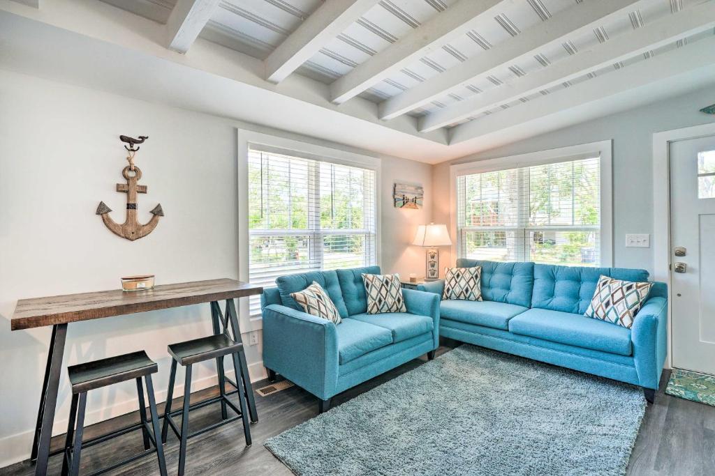 橡树岛Modern Oak Island Escape 1 Mile to Long Beach!的客厅配有蓝色的沙发和桌子