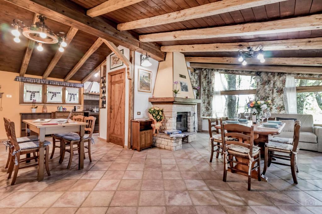 内皮Country House di Campo Stivaletto Nepi的客厅配有桌椅和壁炉