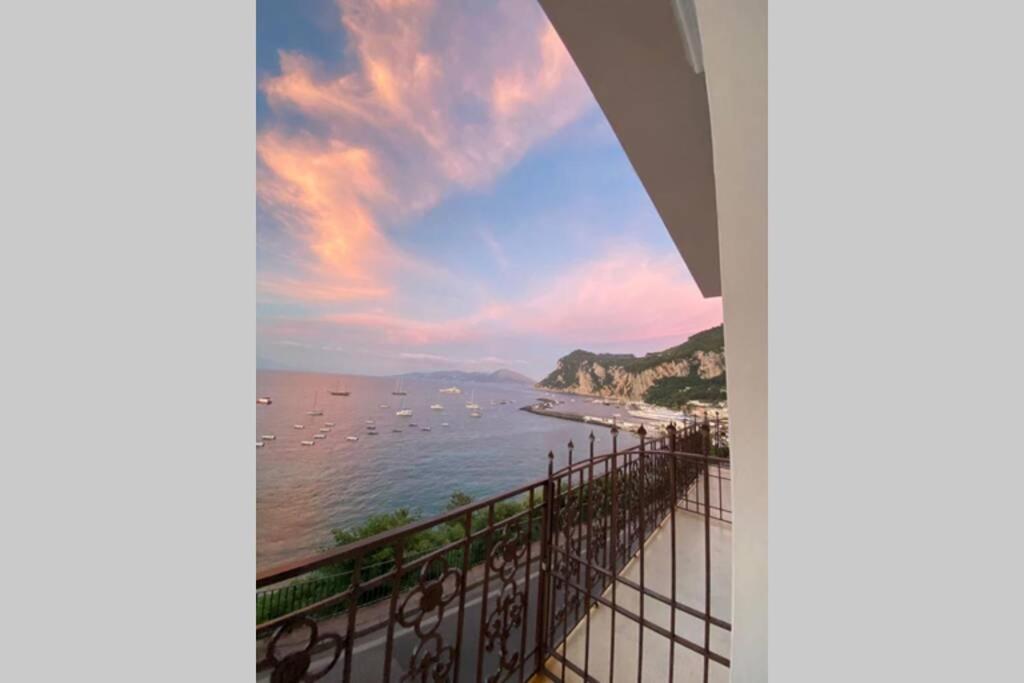 卡普里Casa di charme panoramica a Capri sulla spiaggia.的阳台享有海景。
