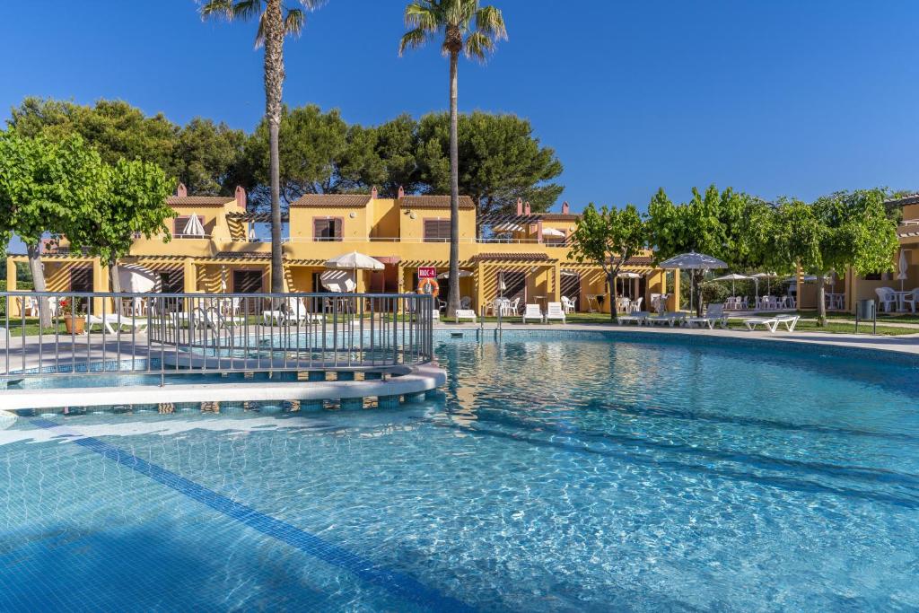 卡拉恩·布拉內斯瑟斯安娜乐思公寓式酒店的棕榈树度假村的游泳池